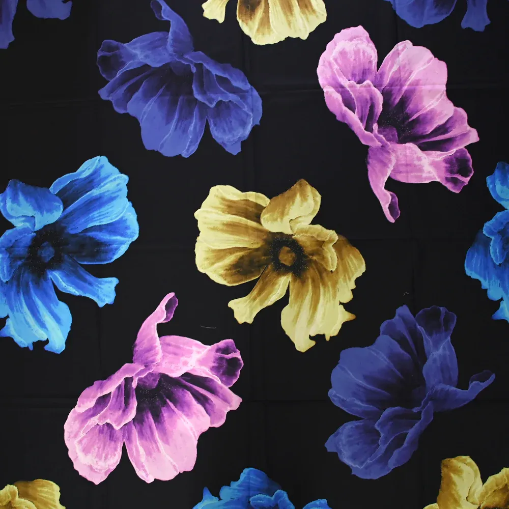 Popeline de coton imprimée grandeur florale violet, bleu et jaune