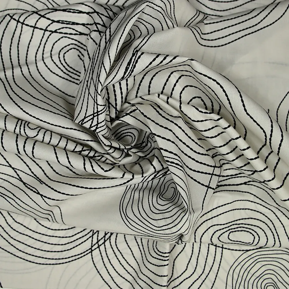 Popeline de coton imprimée escargot noir fond beige clair – Image 2