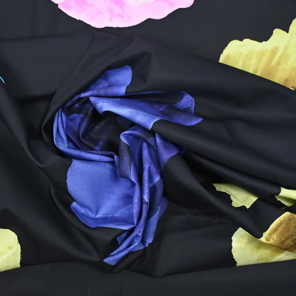 Popeline de coton imprimée grandeur florale violet, bleu et jaune – Image 2