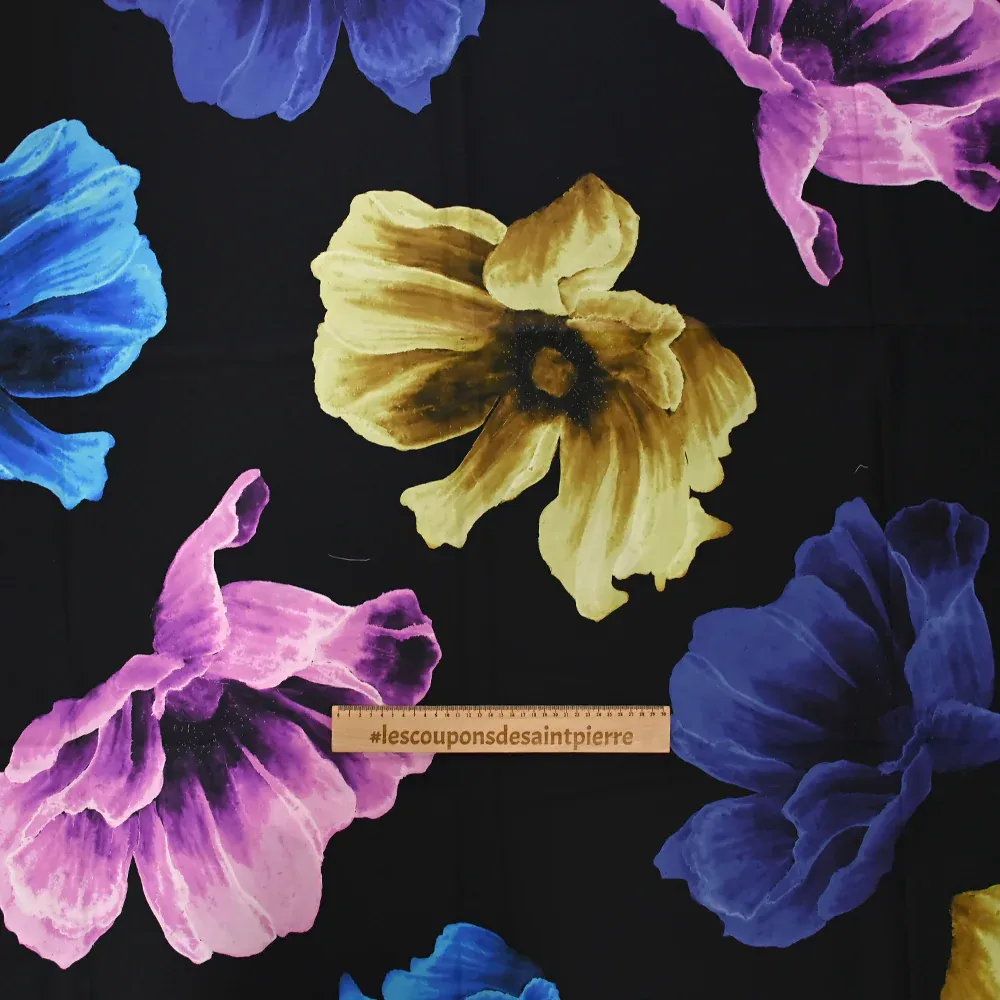 Popeline de coton imprimée grandeur florale violet, bleu et jaune – Image 3