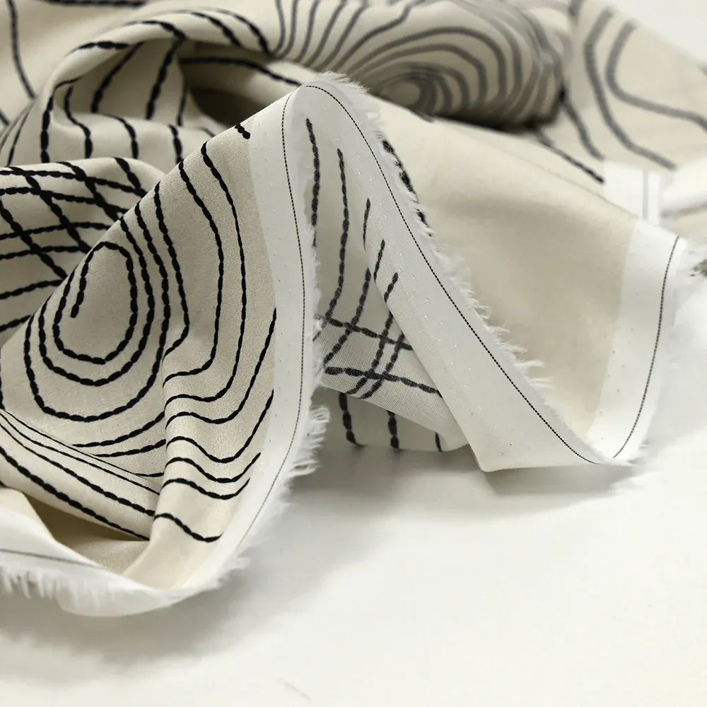 Popeline de coton imprimée escargot noir fond beige clair – Image 5