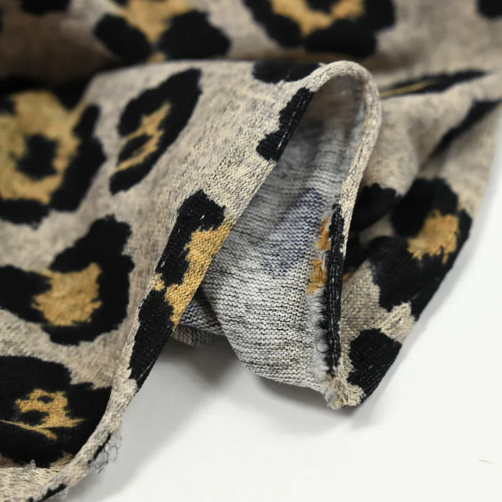 Maille imprimée léopard fond beige chiné – Image 5