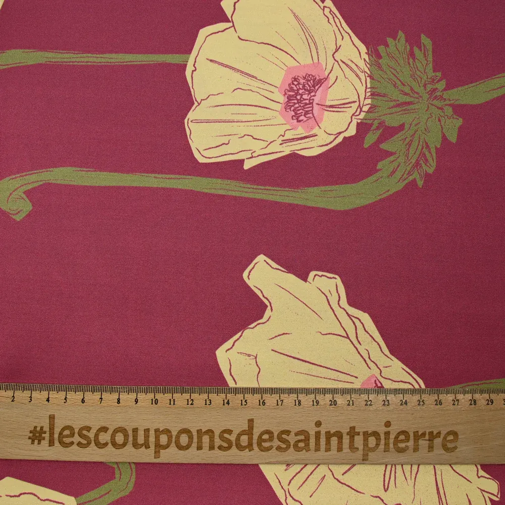 Satin de viscose imprimé grande fleurs fond framboise glacé – Image 3