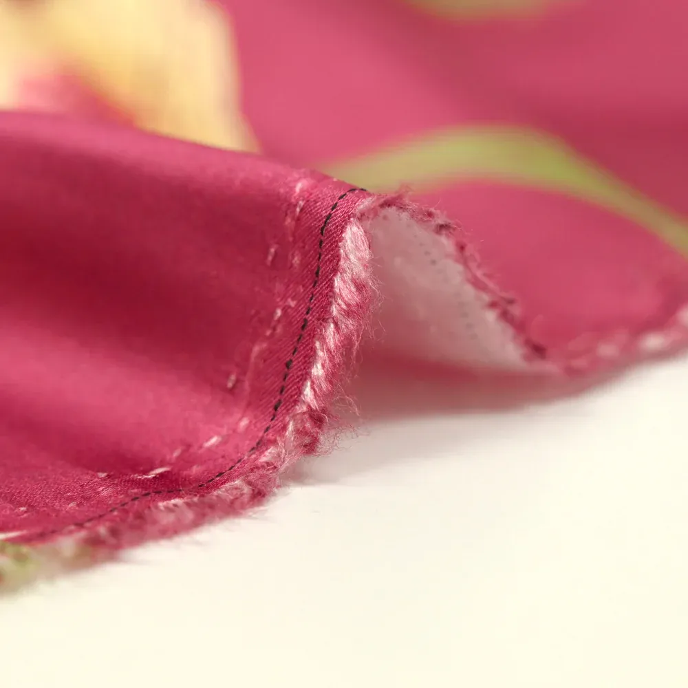 Satin de viscose imprimé grande fleurs fond framboise glacé – Image 5