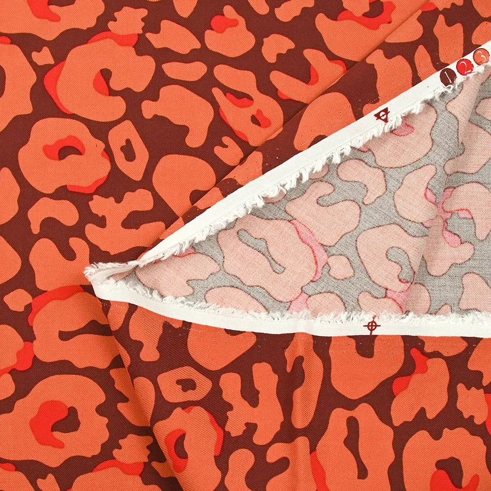 Twill de viscose imprimé graou orange et rouge fond marron – Image 5