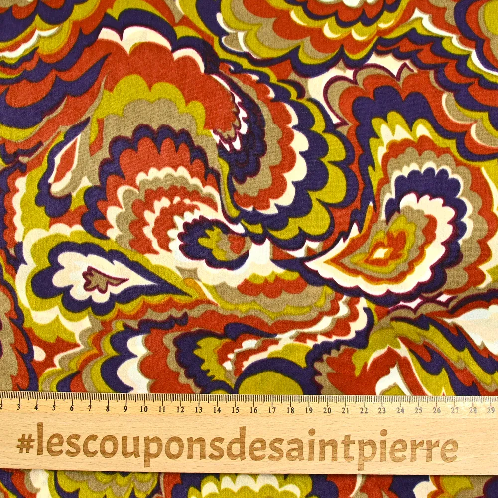 Satin de polyester mat imprimé flamme marron et violet – Image 3