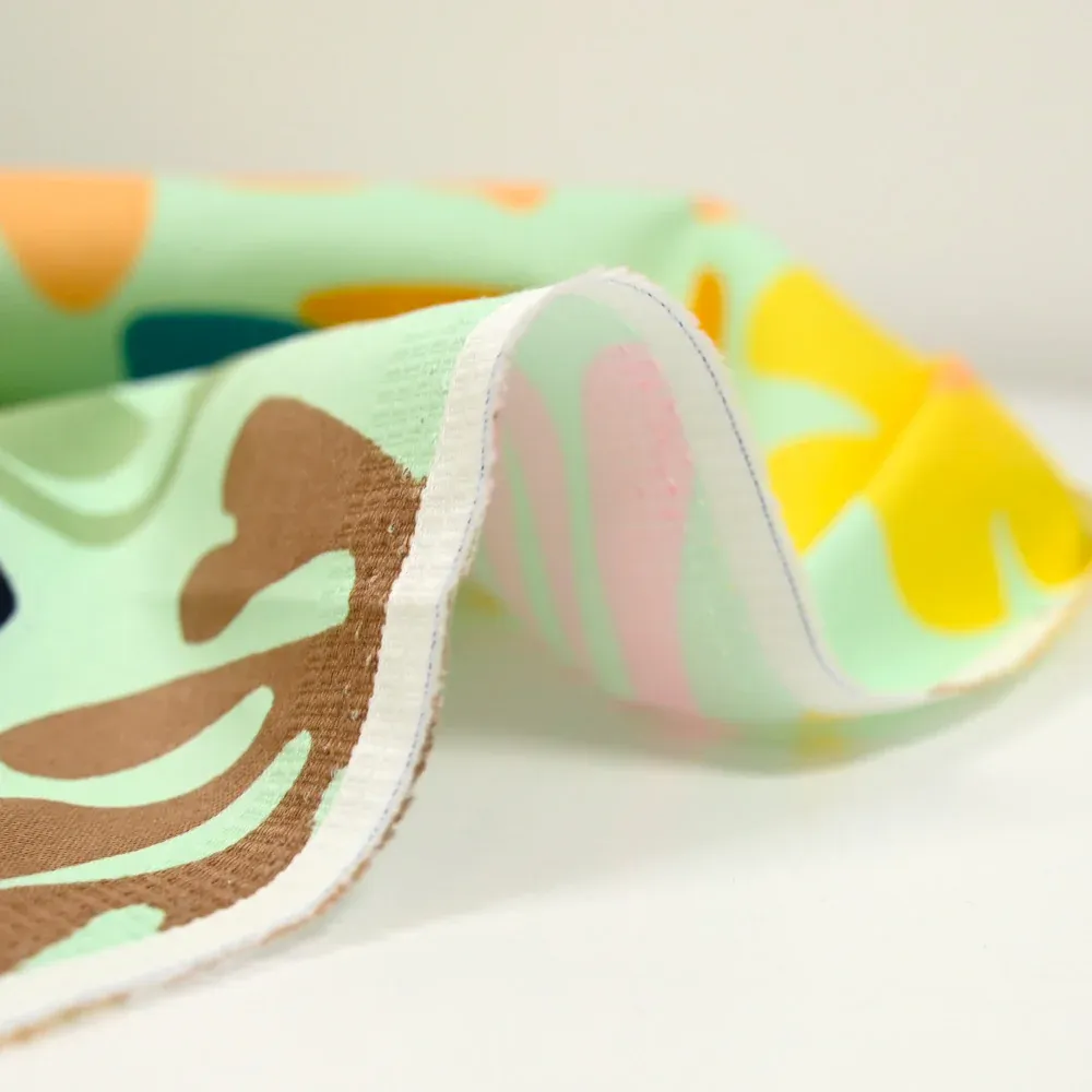 Satin de coton élasthanne botanique fond vert d'eau – Image 5