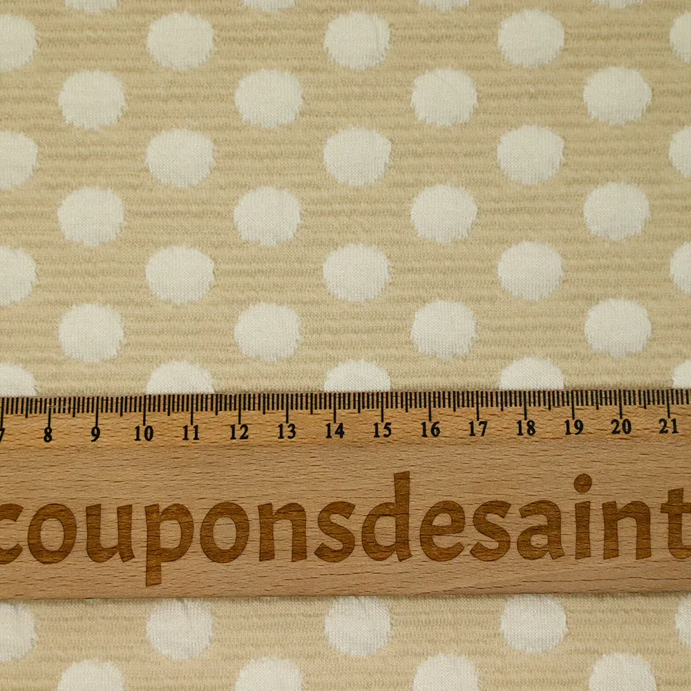 Jersey matelassé fin à pois blanc fond beige – Image 4